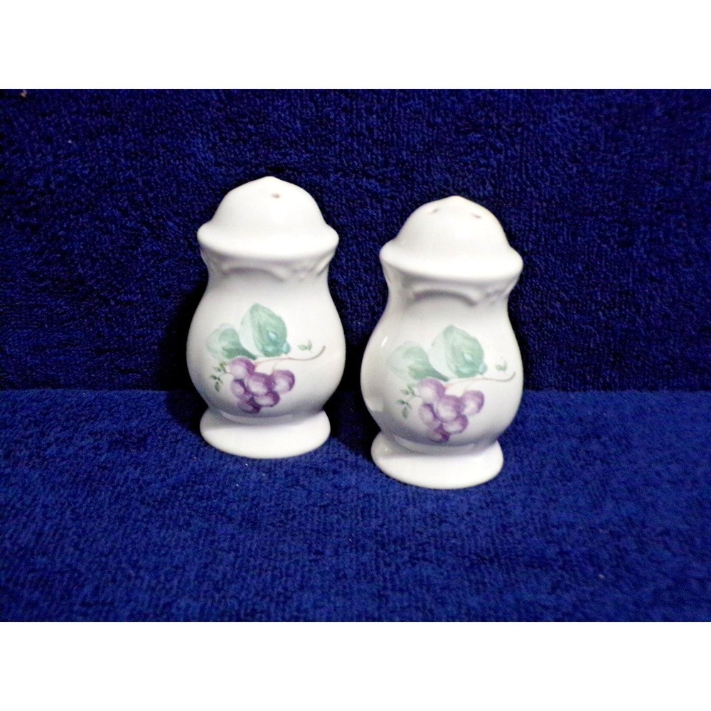 Vintage Pfaltzgraff Grapevine Pattern Salt & Pepper Shakers White Purple Green